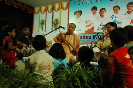 web-2009006-995-hariji-saying-bachchon-ke-saath-kheechna-mujhebhi-chahiya-photo Hariji with Future of India